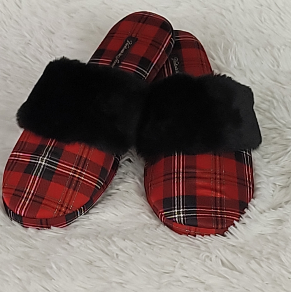 VS Red Plaid Slippers, Size M (7-8)